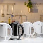 Czajniki elektryczne na blacie kuchennym