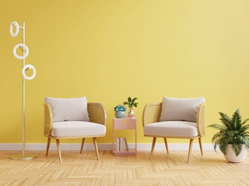żółta ściana i krzesła
