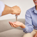 Właściciel podaje klucz do mieszkania najemcy